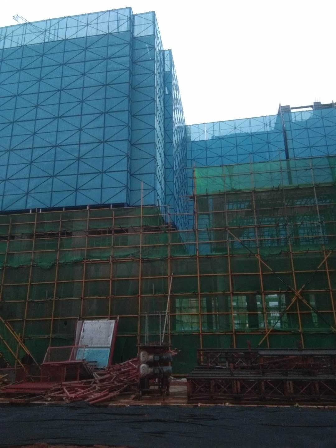 中科富海-诺金央宸6号栋西单元全钢爬架正在提升
