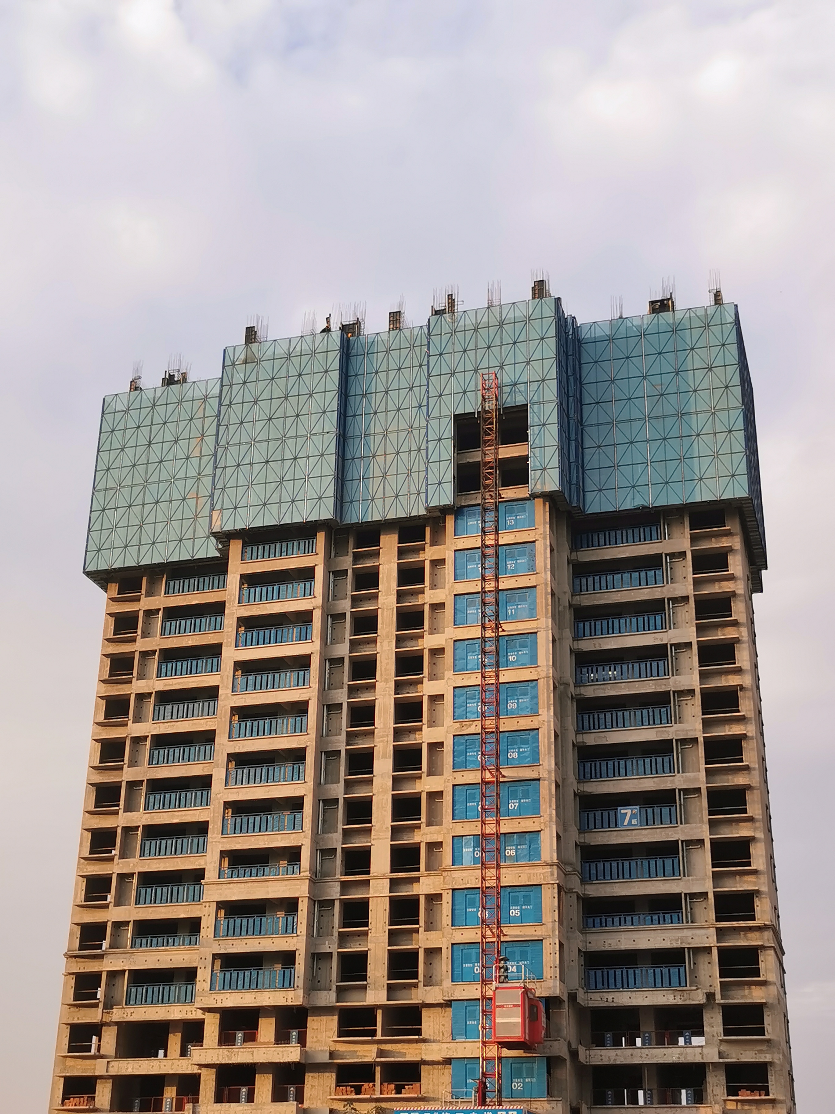 广东建筑爬架：爬架施工有哪些隐患